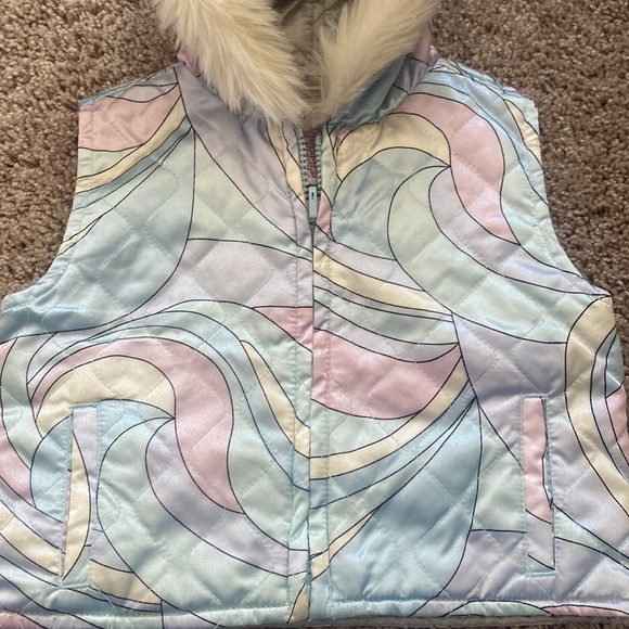 Vest faux fur hood. Gymboree size 12-18 months - Picture 2 of 4